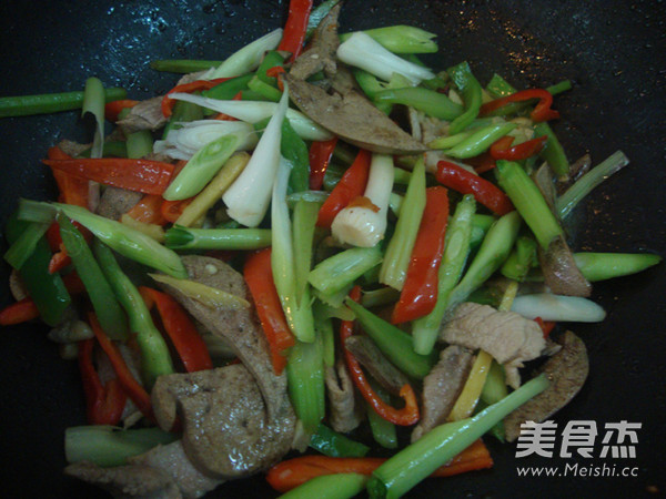 Stir-fried Parsley with Pork Liver recipe