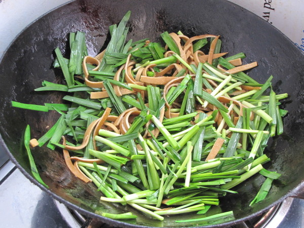 Stir-fried Chives with Bean Curd Rolls recipe