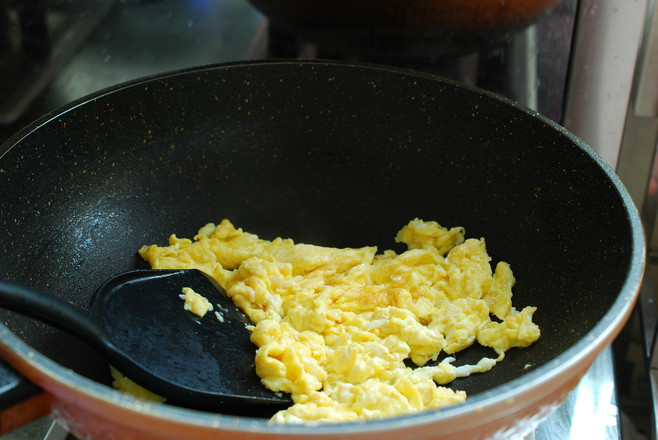 Scrambled Eggs with Garlic Stalks recipe