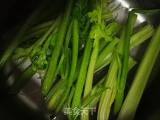 #蛋美食# Egg Skin Mixed with Celery recipe