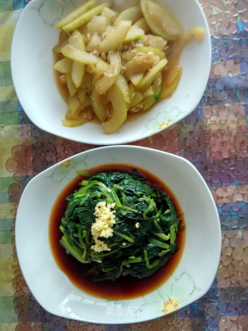 Freshly Prepared Cold Dish at Noon: Spinach in Ginger Sauce; Refreshing Vegetable Dish: Stir-fried Shrimp Skin with Winter Melon recipe