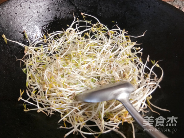 Stir-fried Bean Sprouts with Leek recipe