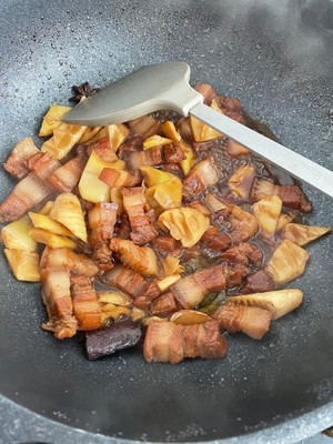 Roast Pork with Bamboo Shoots! Sweet But Not Greasy and Crisp But Not Rotten! recipe