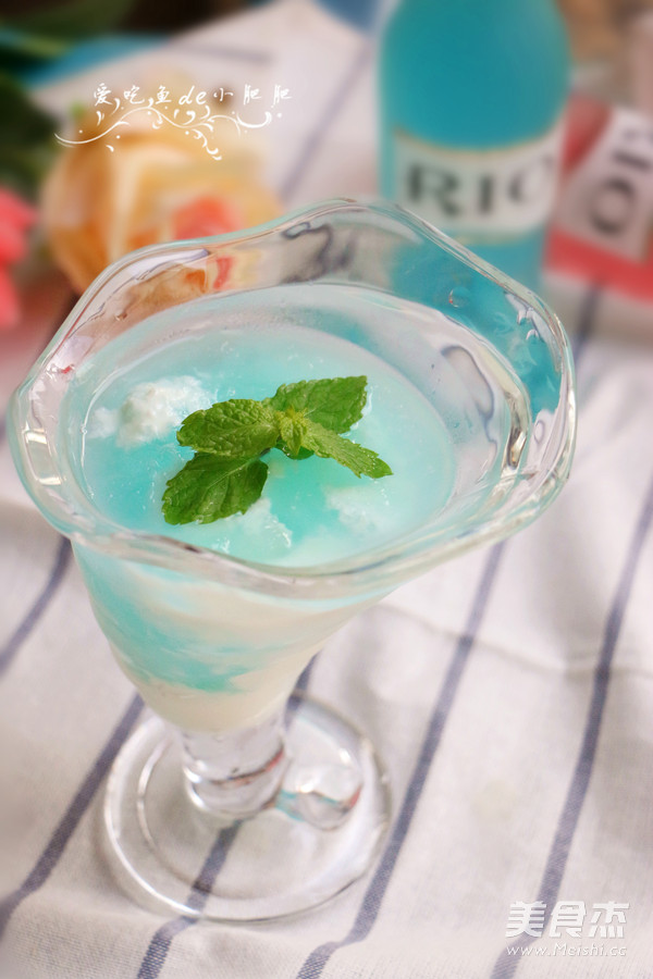 Blue Sky and White Cloud Cocktail recipe