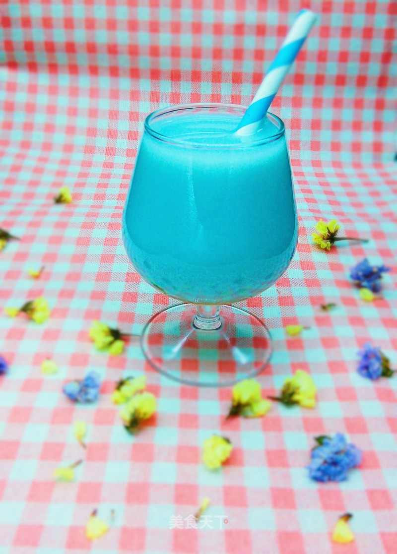 Summer Drink: Butterfly Pea Flower Honey Milk recipe