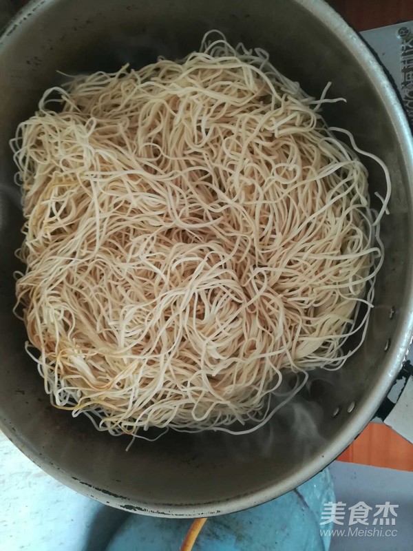 Braised Noodles with Soy Sprouts recipe