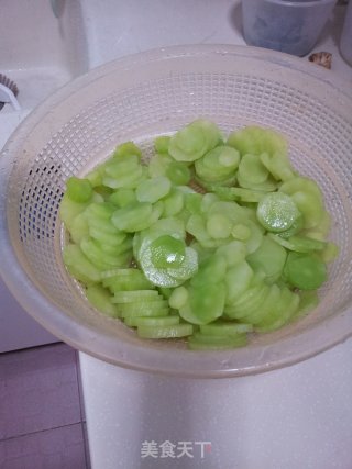 Lettuce with Crunchy Sauce recipe