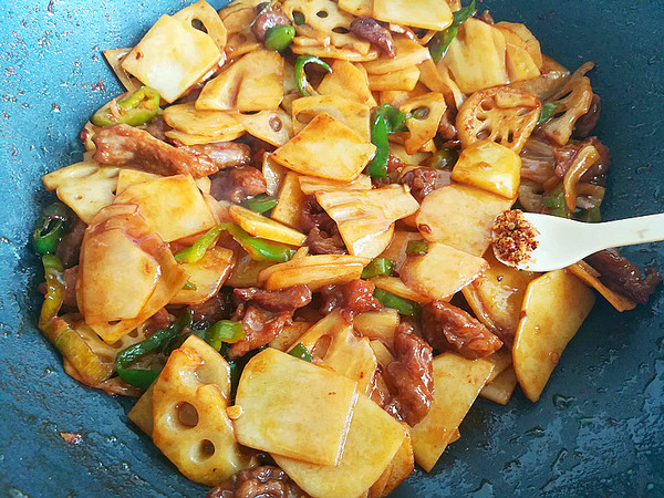 Fried Lotus Root Slices with Beef and Potatoes recipe