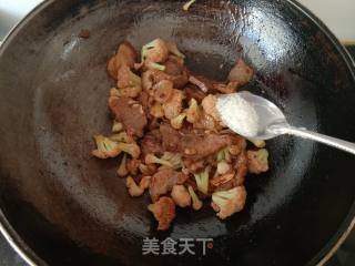 Stir-fried Pork Head with Cauliflower recipe