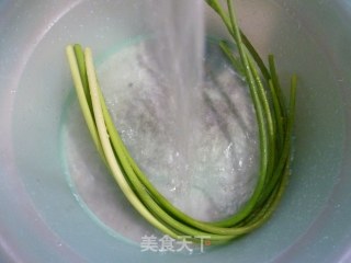 Stir-fried Dried Tofu with Garlic Sprouts recipe