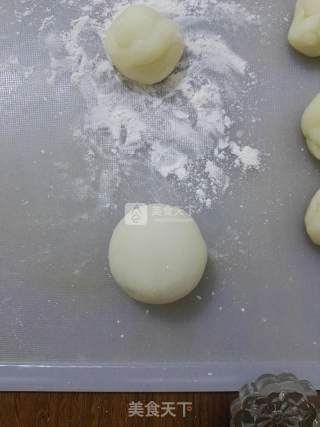 #新良第一节婚纱大赛# Snowy White Bean Paste Moon Cakes recipe