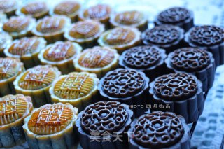 Cantonese-style Black Sesame Lotus Paste Mooncake recipe