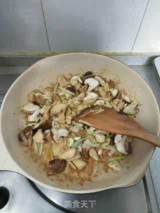 Stir-fried Broccoli with Chicken Breast and Shiitake Mushrooms recipe