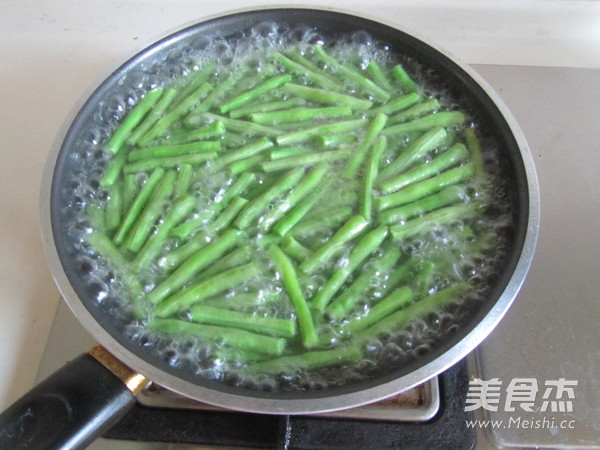 Stir-fried Beans with Tea Tree Mushroom recipe