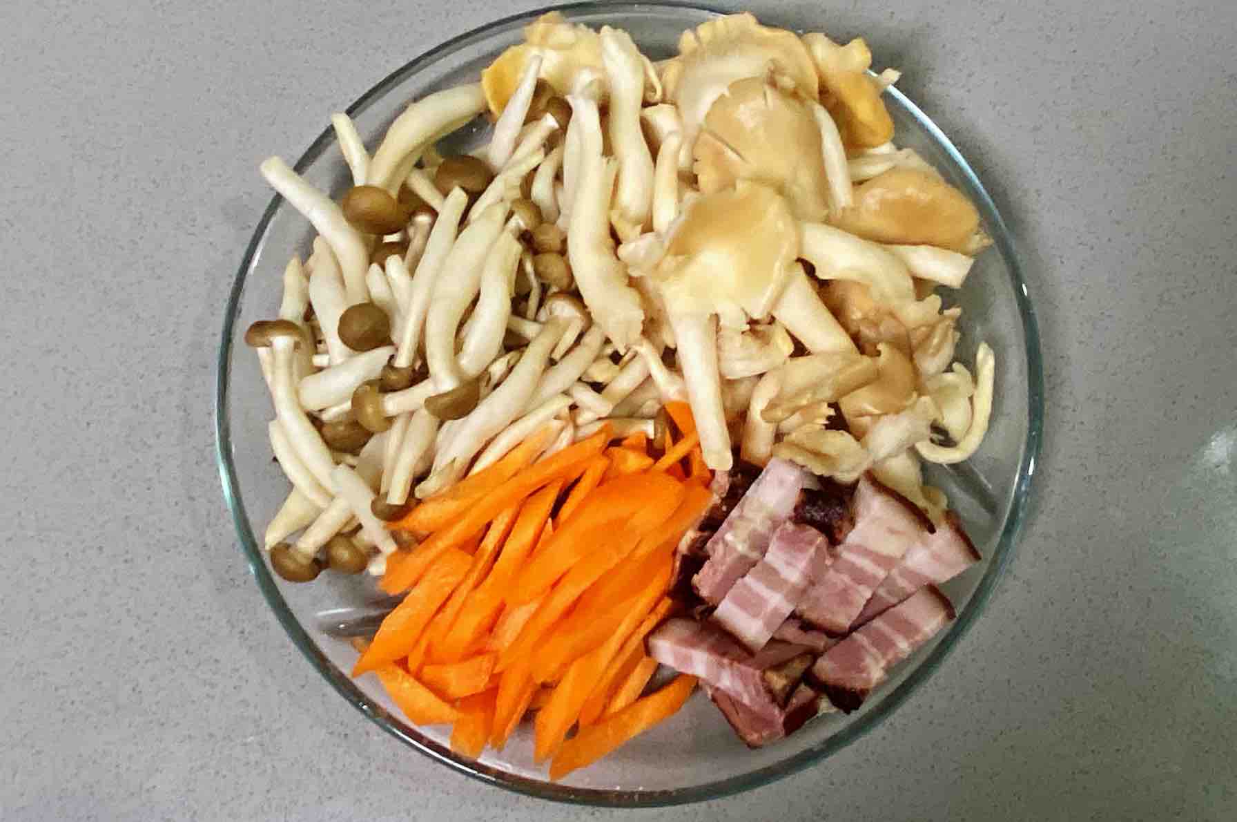 [recipe for Pregnant Women] Stir-fried Bacon with Double Mushrooms in A Dry Pot, The Method is Simple But recipe
