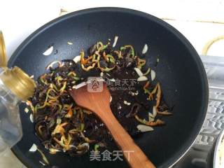 Summer Fast Food-fried Shredded Pork with Fungus and Bean Sprouts recipe