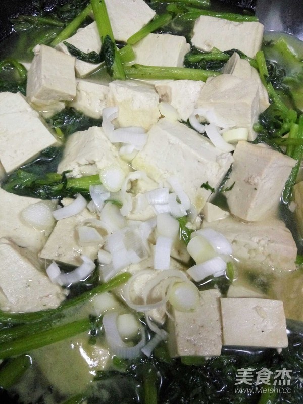 Garland Chrysanthemum Tofu Soup recipe