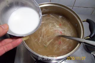 【autumn and Winter Green Shield】--- "garlic Miao Radish Hot and Sour Soup" recipe