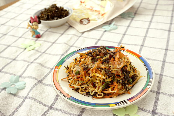 Stir-fried Instant Noodles with Whitebait, Seaweed and Carrot recipe