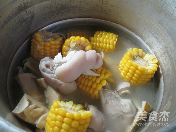 Corn Lamb's Tail Bamboo Shoots Trotters Soup recipe