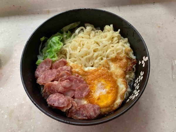 #中卓炸酱面# Spicy Instant Noodles with Sausage and Egg recipe