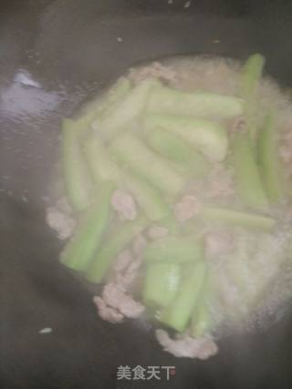 Stir-fried Loofah with Lean Pork recipe