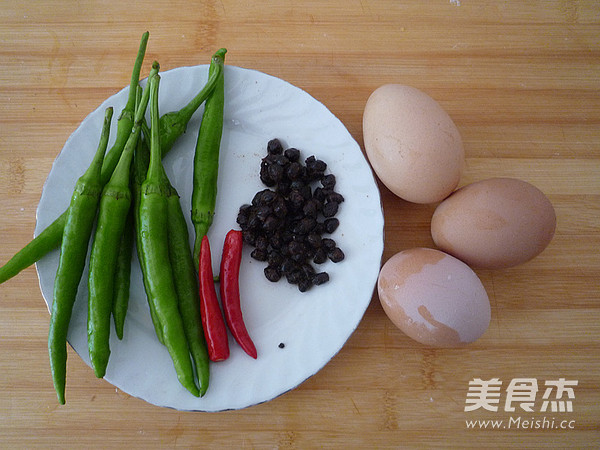 Stir-fried Poached Egg with Tempeh and Hang Pepper recipe