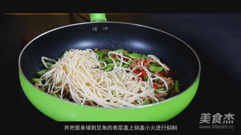 Braised Noodles with Beans recipe