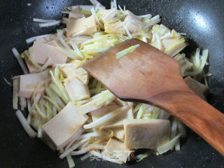 Stir-fried Thousand Page Tofu with Leek Sprouts recipe