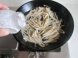 Thousand Slices of Beef Shredded with Chives and Stalks recipe