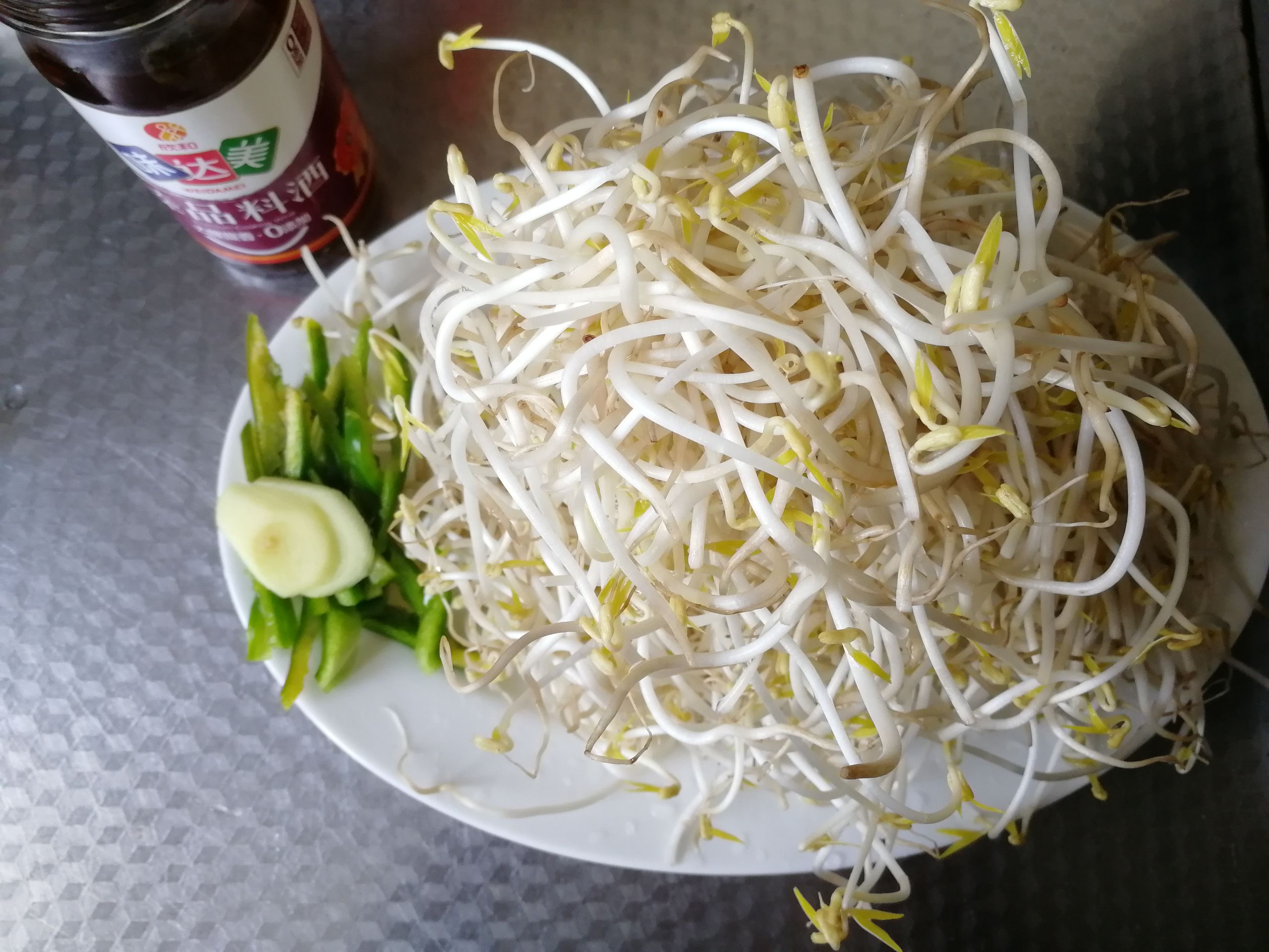 Stir-fried Mung Bean Sprouts with Shredded Green Pepper recipe