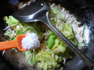 Stir-fried Beef Cabbage with Shrimp Skin and Bamboo Tips recipe