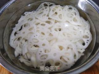 Fried Lotus Root Slices with Green Pepper recipe