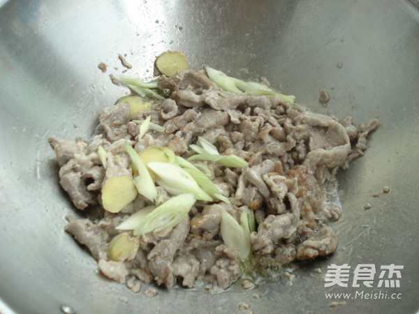 Stir-fried Pork Noodles with Green Pepper recipe