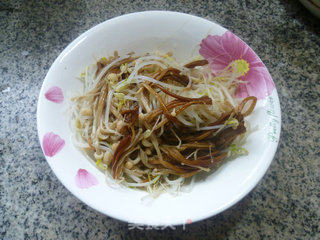 Golden Needle Mushroom Mixed with Mung Bean Sprouts recipe