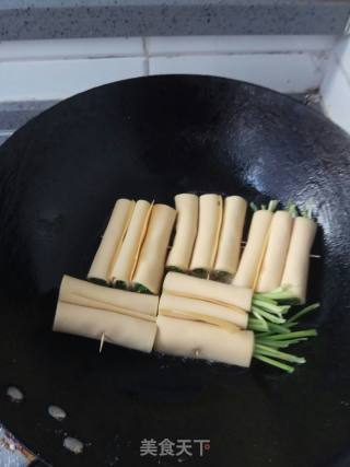 Dried Tofu and Vegetable Rolls with Sauce recipe