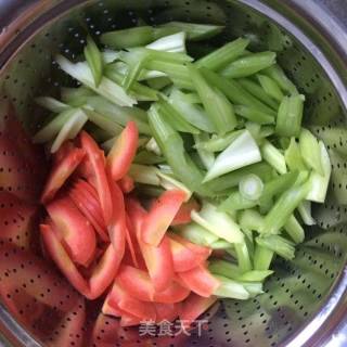 Stir-fried Fungus with Celery and Radish recipe