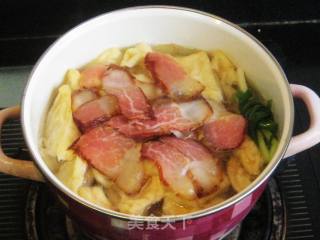 Xiuzhen Mushroom and Tofu Soaked Bacon Claypot recipe