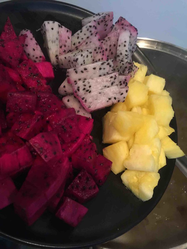 Pineapple Dragon Fruit Saponin Rice Peach Gum White Fungus Soup recipe