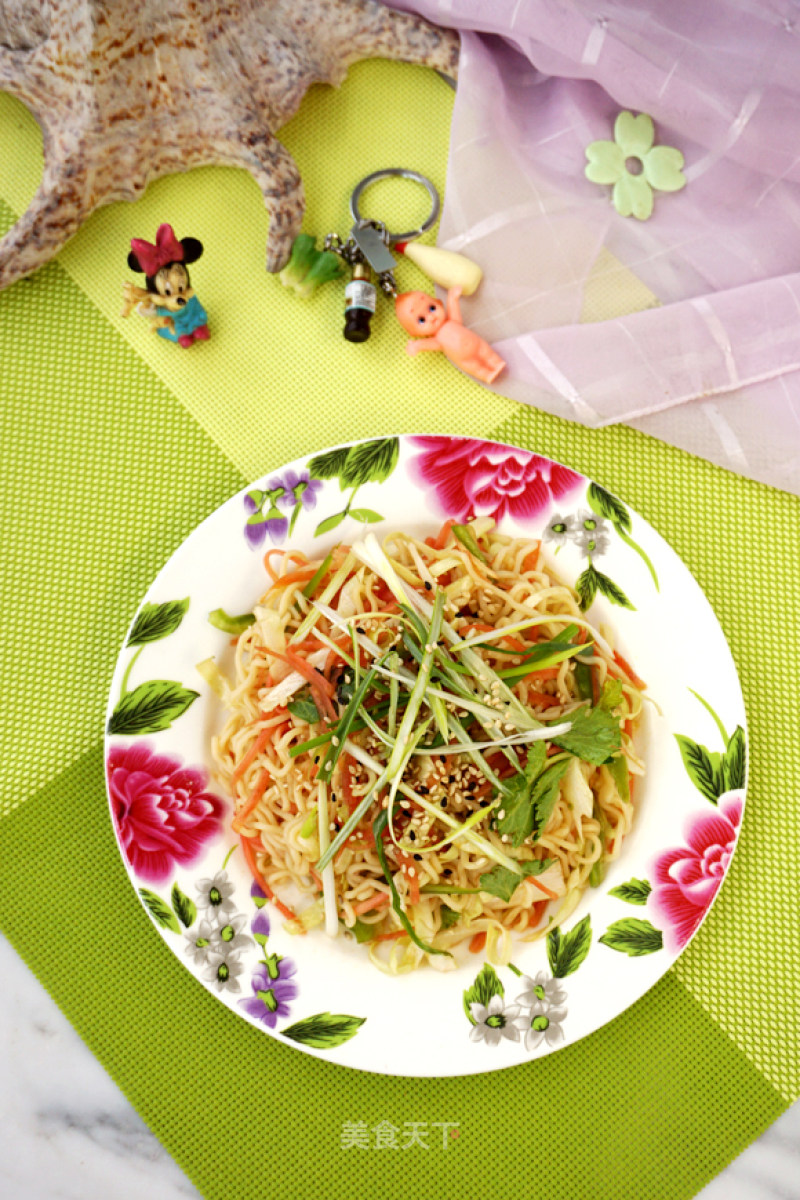 #花样美食#instant Noodles Mixed with Seasonal Vegetables