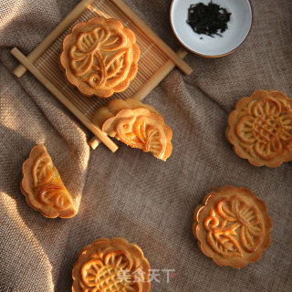 Traditional Mid-autumn Festival-mooncakes with Egg Yolk and Lotus Paste recipe