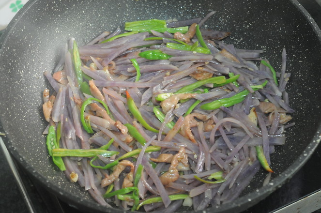 Stir-fried Shredded Pork with Purple Potatoes recipe