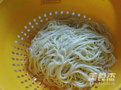 Dry Noodles with Chrysanthemum Meat Sauce recipe