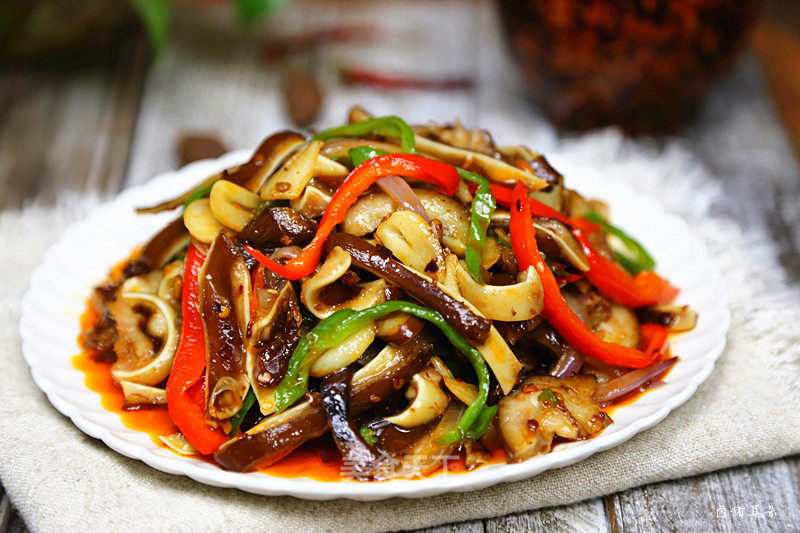 Spicy Stir-fried Pork Ears -------- Practice with Braised Pork Ears recipe