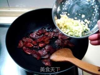 Family Fried "spicy Sausage Stir-fried Garlic Seedlings" recipe