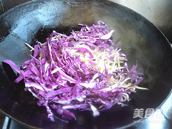 Purple Cabbage Fried with Silver Buds recipe