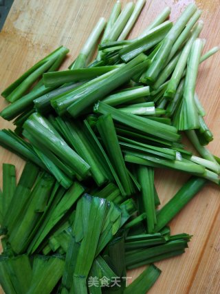 Stir-fried Shrimp Skins with Leek recipe