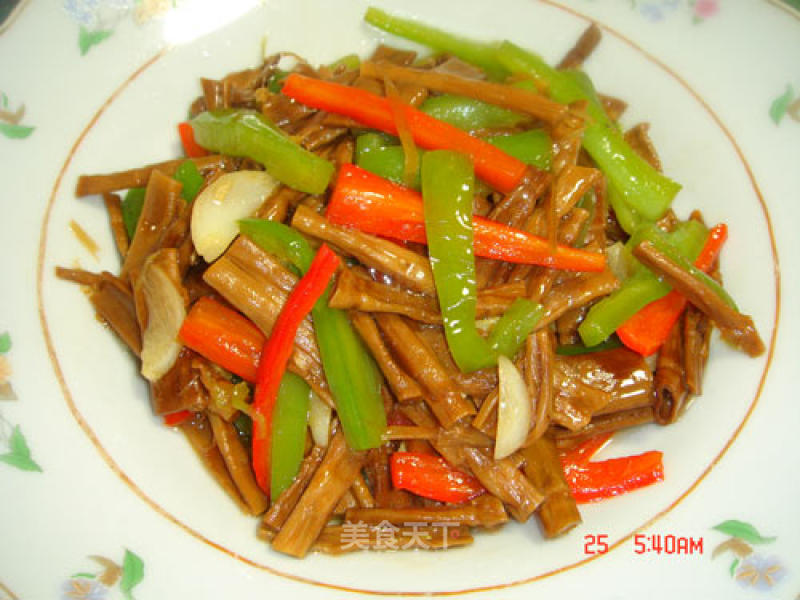 Stir-fried Dried Bamboo Shoots with Double Pepper recipe