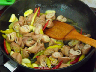 【festive Family Banquet Stir-fried Sautéed Pork Intestines with Hot Peppers recipe