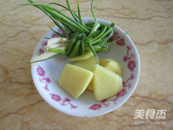 Pork Belly and Bamboo Shoots Stewed Chicken recipe